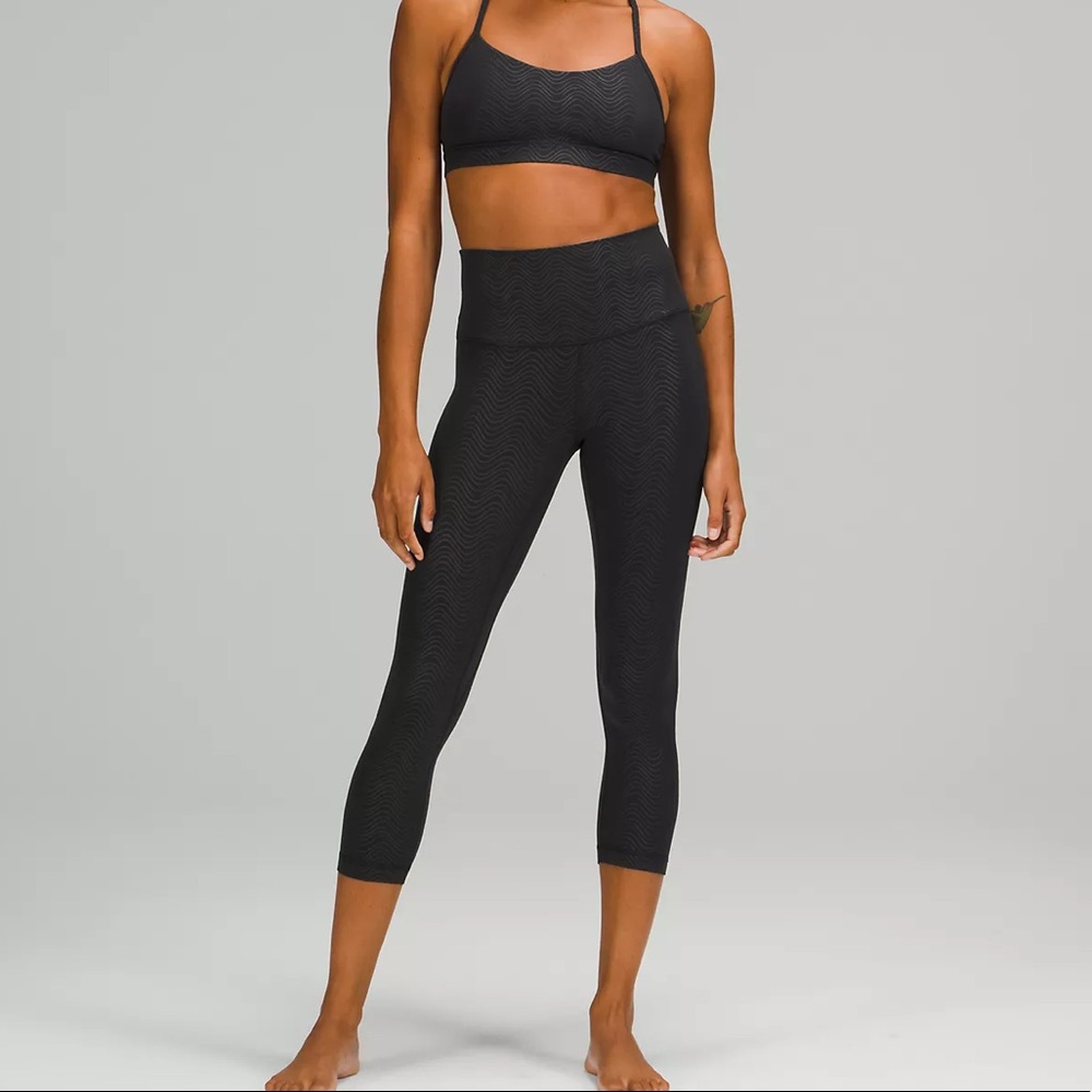 LULULEMON ALIGN 〰 HIGH-RISE CROP 23"
Aqueous Emboss Black 〰🖤〰